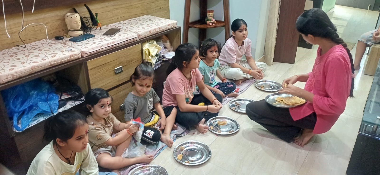घर-घर कन्याओं की मनुहार...भोजन कराकर दिए उपहार