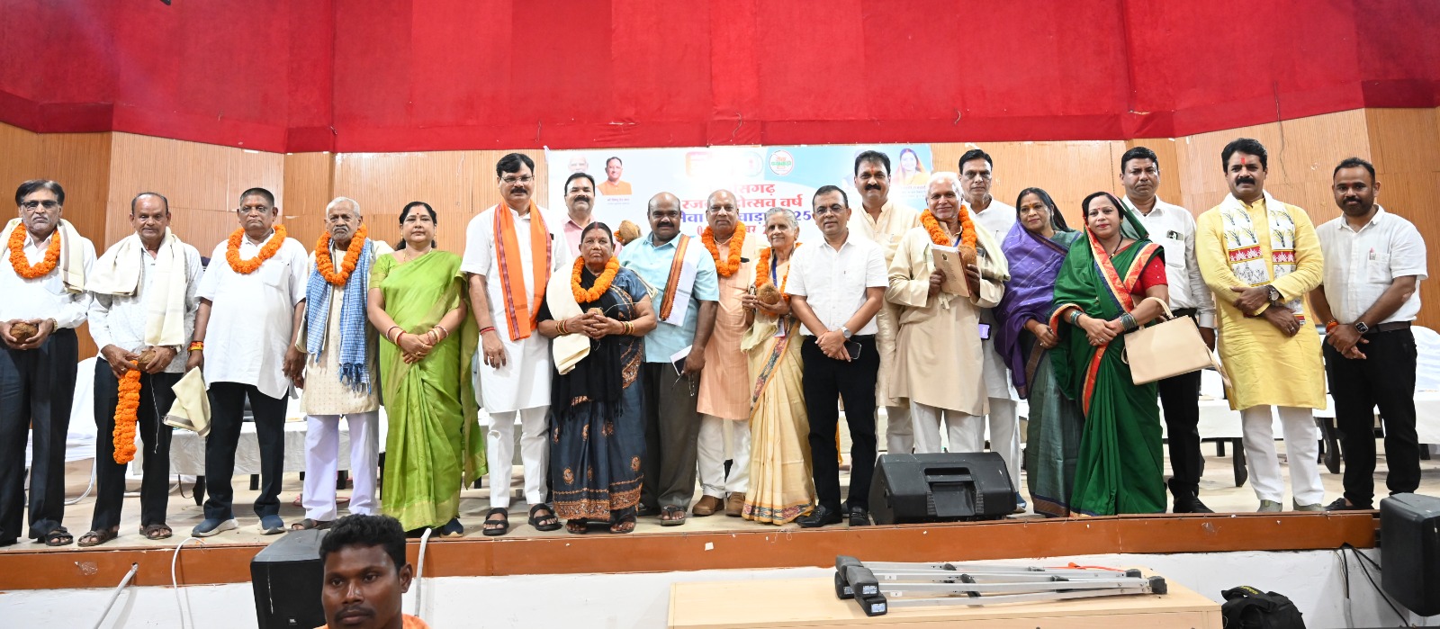 जांजगीर : अंतर्राष्ट्रीय वृद्धजन दिवस पर जिले में वरिष्ठजनों का सम्मान समारोह आयोजित जांजगीर : अंतर्राष्ट्रीय वृद्धजन दिवस पर जिले में वरिष्ठजनों का सम्मान समारोह आयोजित