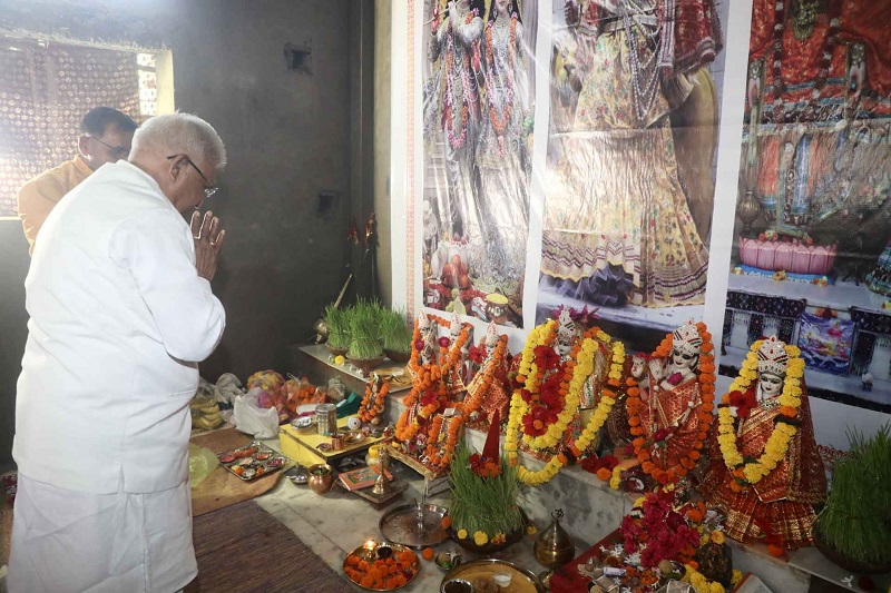 राज्यपाल मंगुभाई पटेल ने महानवमी के अवसर पर राजभवन स्थित मंदिर में पूजन-अर्चन किया राज्यपाल मंगुभाई पटेल ने महानवमी के अवसर पर राजभवन स्थित मंदिर में पूजन-अर्चन किया