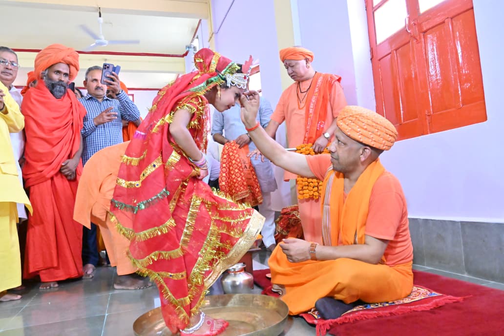 शारदीय नवरात्र की महानवमी को नौ दुर्गा स्वरूपा कुंवारी कन्याओं का पूजन किया गोरक्षपीठाधीश्वर ने*
