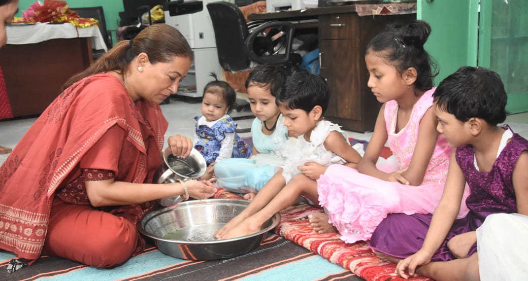 कन्या पूजन करती रेखा आर्या।