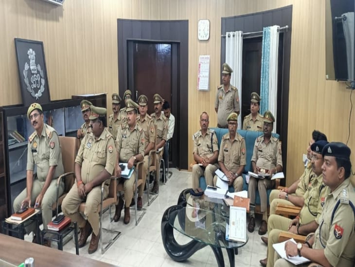 बैठक मे भाग लेते पुलिस अधिकारी बैठक मे भाग लेते पुलिस अधिकारी