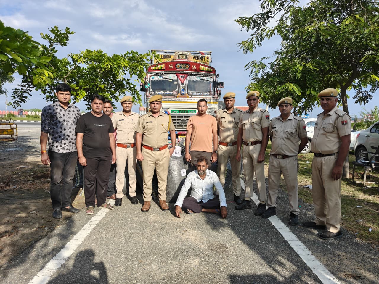 16 चक्का ट्रक से 96 लाख रुपये कीमत के डोडा चूरा और अफीम के साथ तस्कर गिरफ्तार