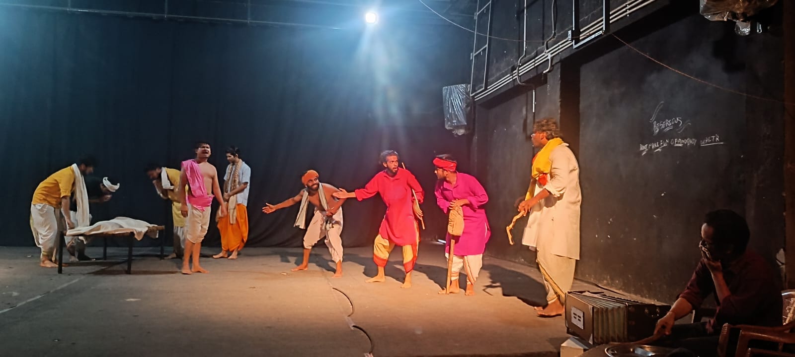 मंच पर अभिनय करते हुए कलाकार। मंच पर अभिनय करते हुए कलाकार।
