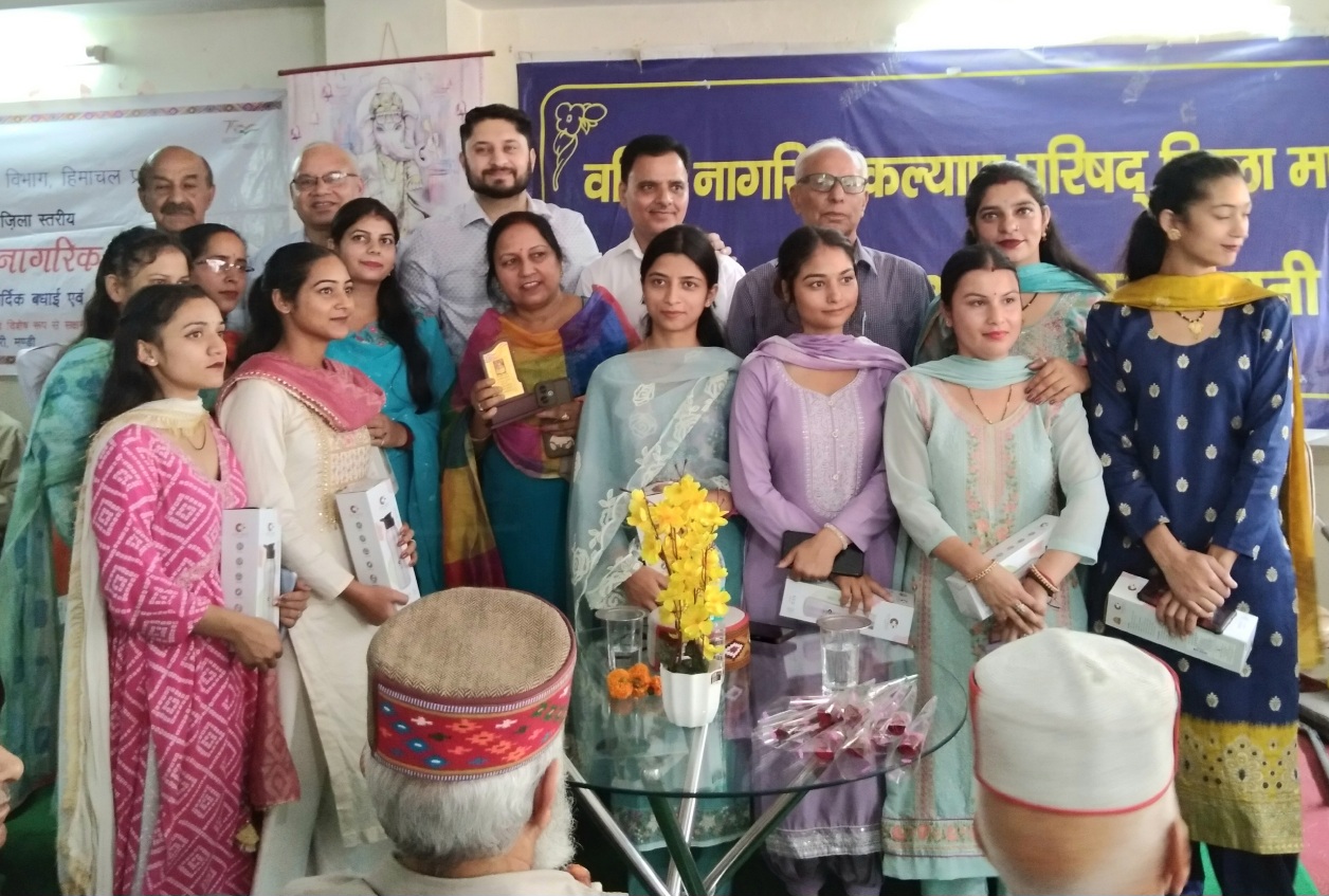 वरिष्ठ नागरिक दिवस के अवसर पर प्रतिभागी।