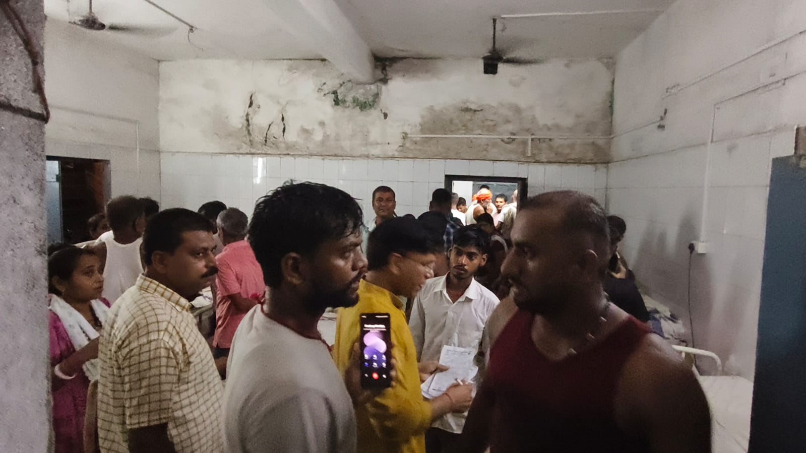 अस्पताल में झुलसे लोग