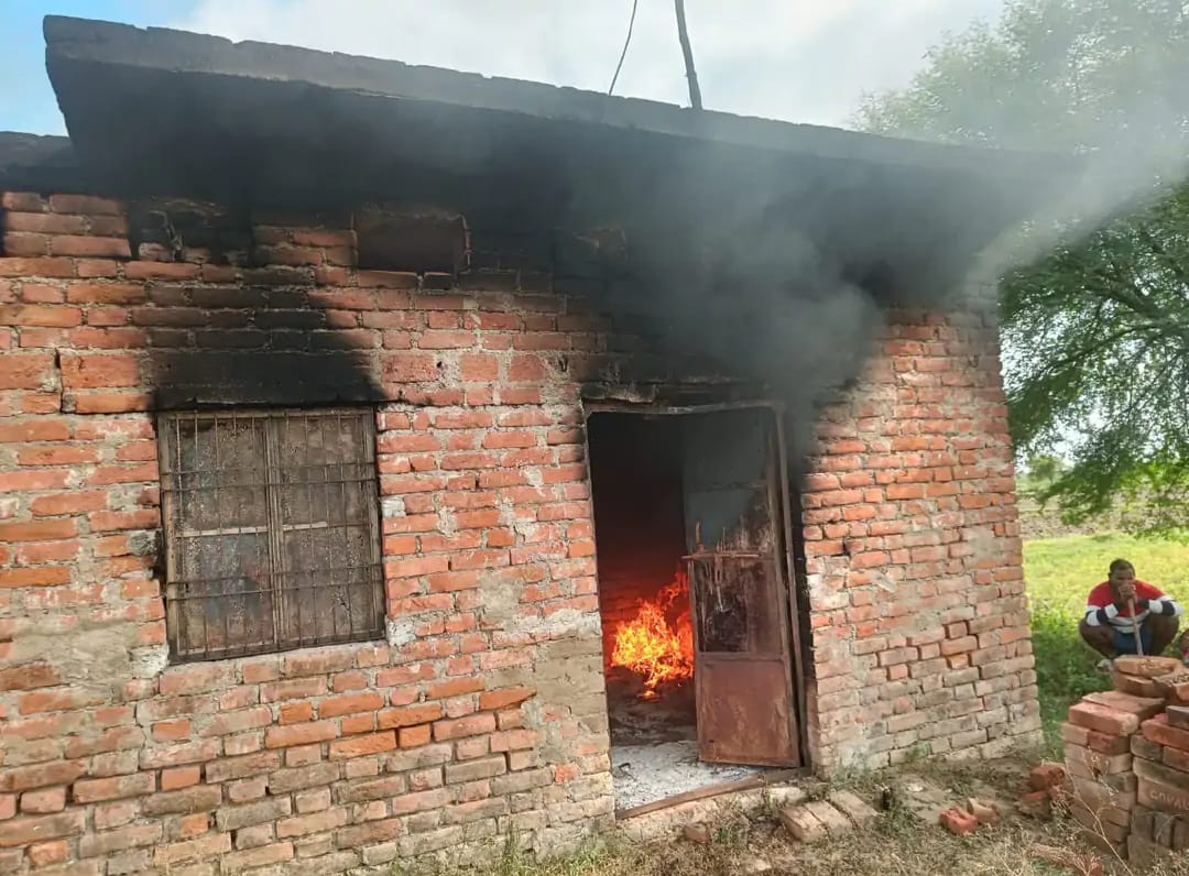 नलकूप में लगी आग से लाखों का नुकसान नलकूप में लगी आग से लाखों का नुकसान