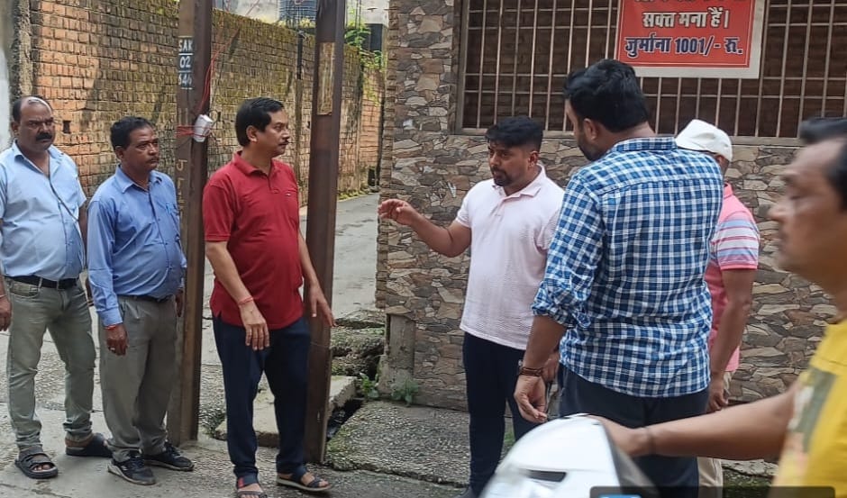 आयुक्त ने कोरबा पुराने शहर की विभिन्न बस्तियों का दौरा कर शहर की स्वच्छता व सफाई कार्यो का लिया जायजा आयुक्त ने कोरबा पुराने शहर की विभिन्न बस्तियों का दौरा कर शहर की स्वच्छता व सफाई कार्यो का लिया जायजा