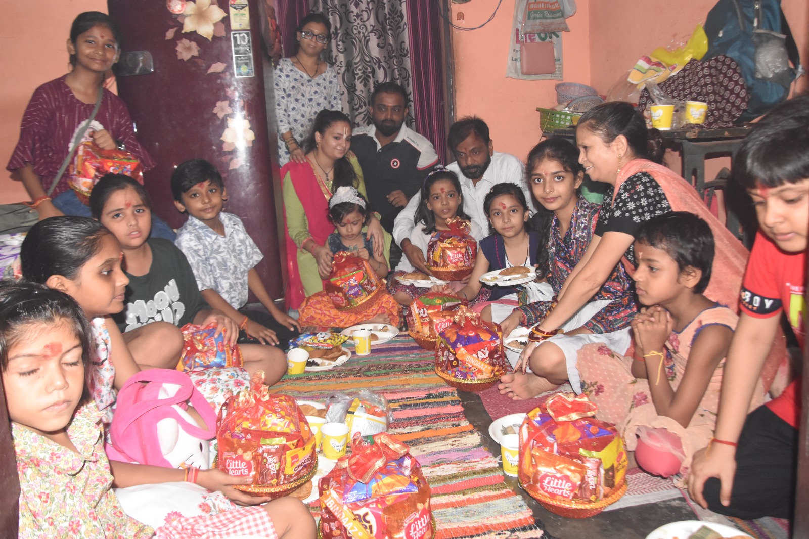 शारदीय नवरात्र की नवमी तिथि पर घरों में कन्या पूजन करते श्रद्धालु।
