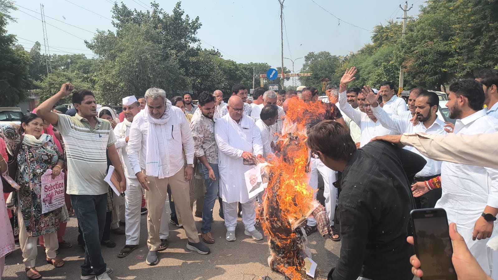 भाजपा सरकार का पुतला फूंकते हुए कार्यकर्ता। भाजपा सरकार का पुतला फूंकते हुए कार्यकर्ता।