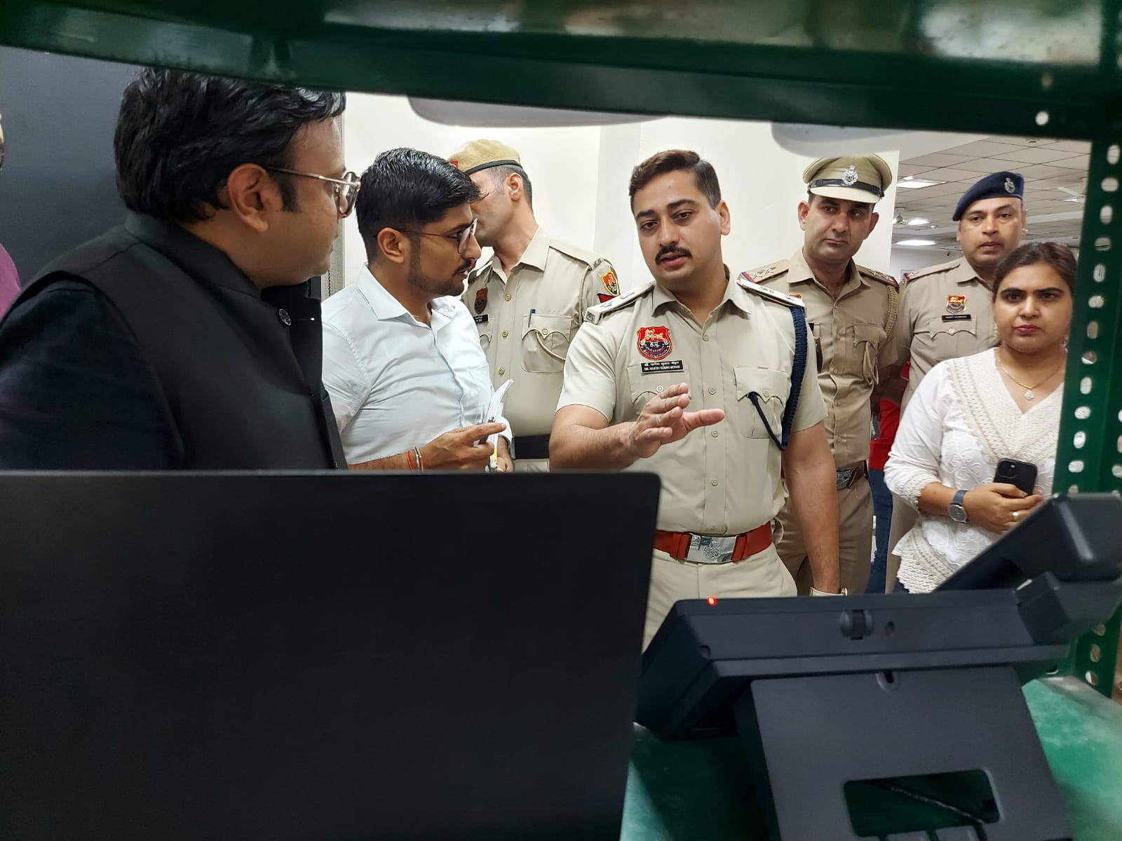 गुरुग्राम में 70 जगह वीडियो बेस्ड इमर्जेंसी कॉल प्वाइंट के ट्रायल रन की शुरुआत के दौरान जानकारी लेते पुलिस अधिकारी। गुरुग्राम में 70 जगह वीडियो बेस्ड इमर्जेंसी कॉल प्वाइंट के ट्रायल रन की शुरुआत के दौरान जानकारी लेते पुलिस अधिकारी।