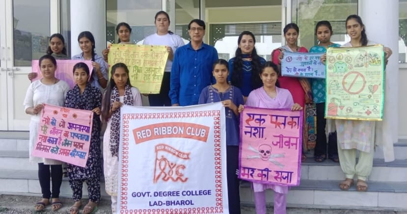 पोस्टर मेकिंग प्रतियोगिता के प्रतिभागी। पोस्टर मेकिंग प्रतियोगिता के प्रतिभागी।