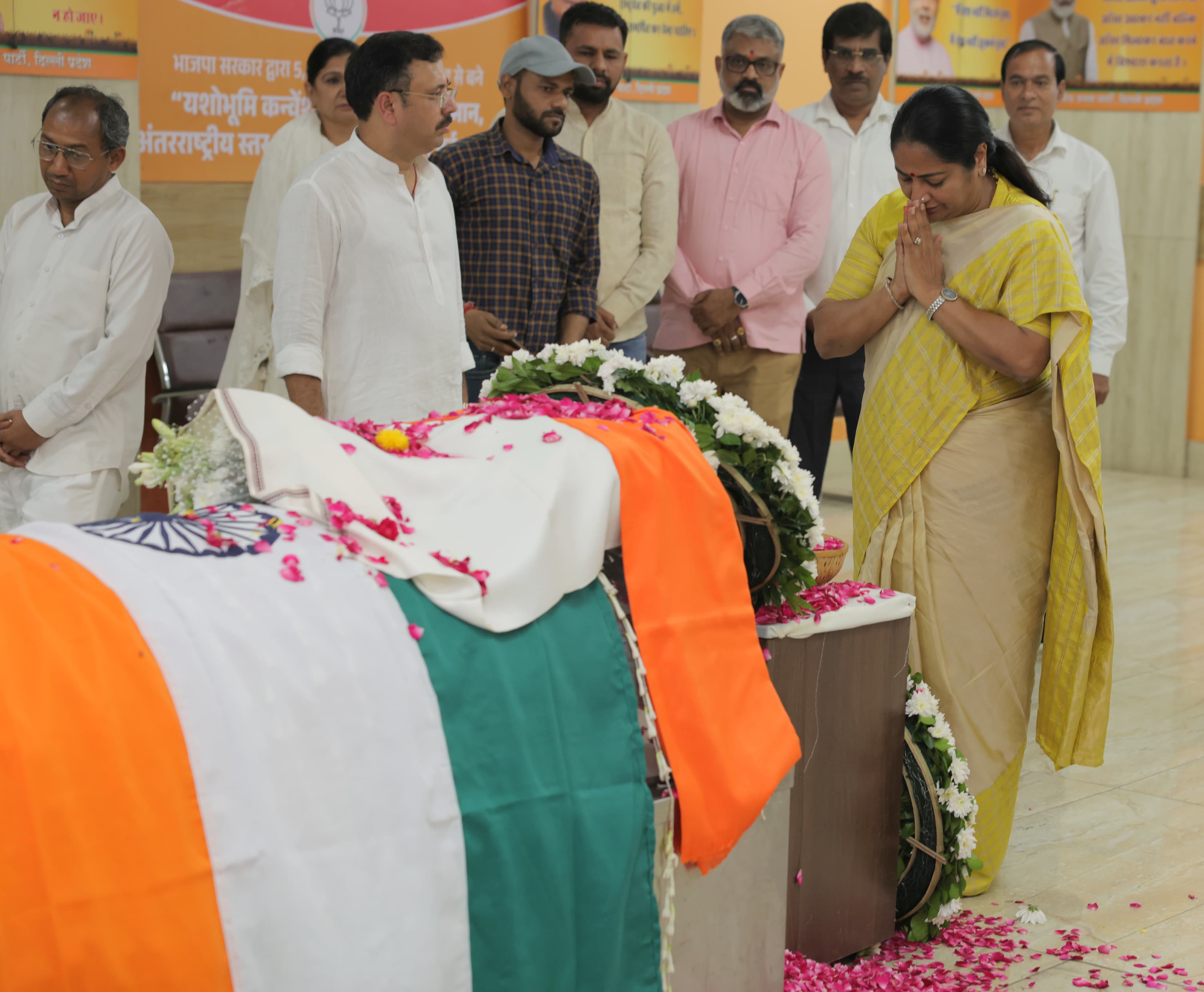 पंडित पंत मार्ग स्थित दिल्ली भाजपा कार्यालय में पार्टी के वरिष्ठ नेता प्रो. विजय कुमार मल्होत्रा को श्रद्धांजलि अर्पित  करती दिल्ली की मुख्यमंत्री रेखा गुप्ता