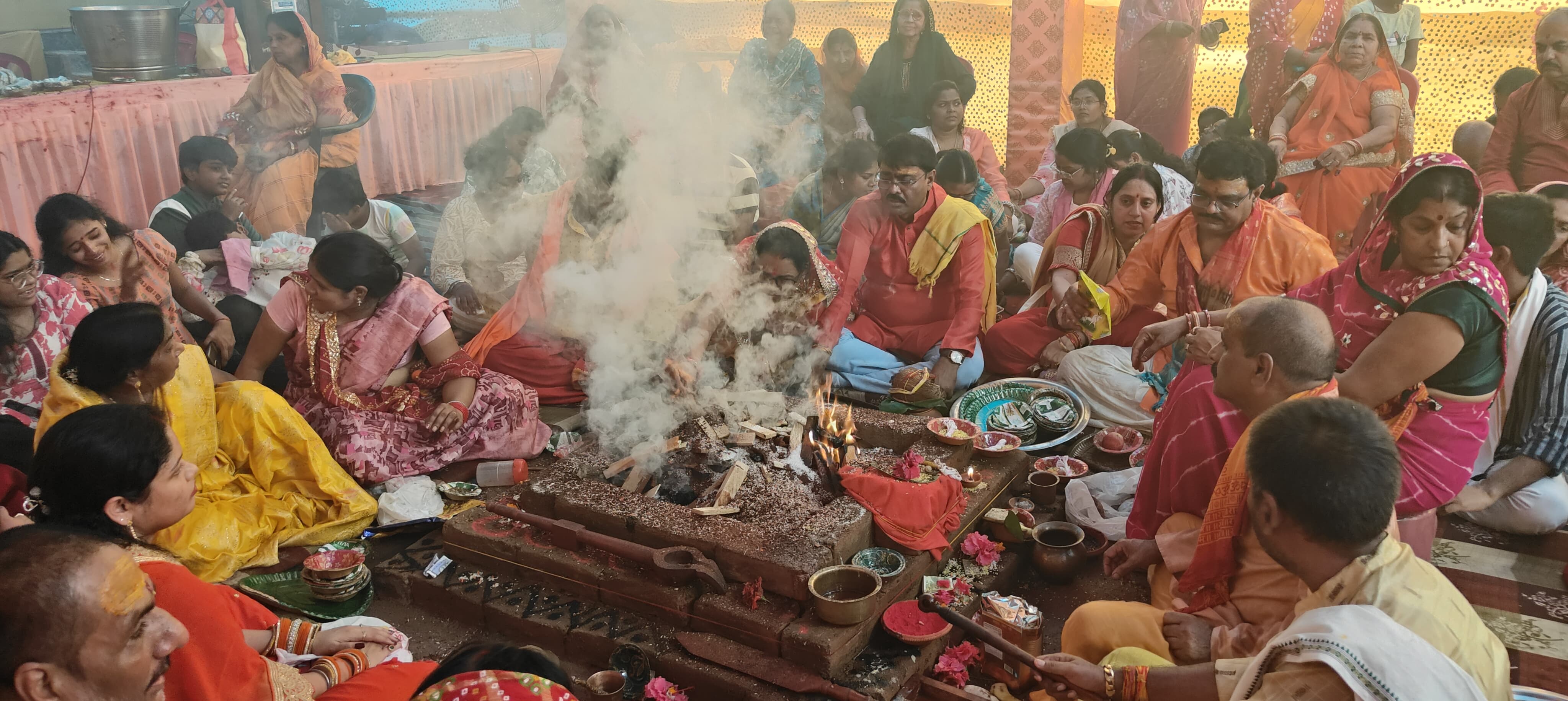 हवन करते श्रद्धालु