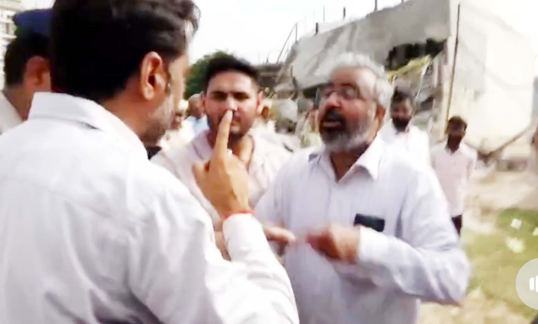 बादशाहपुर में कांग्रेस नेता की बिल्डिंग गिराने के दौरान डीटीपी आर.एस. बाठ व कांग्रेस नेता राजेश यादव के बीच गहमागहमी का दृश्य। बादशाहपुर में कांग्रेस नेता की बिल्डिंग गिराने के दौरान डीटीपी आर.एस. बाठ व कांग्रेस नेता राजेश यादव के बीच गहमागहमी का दृश्य।