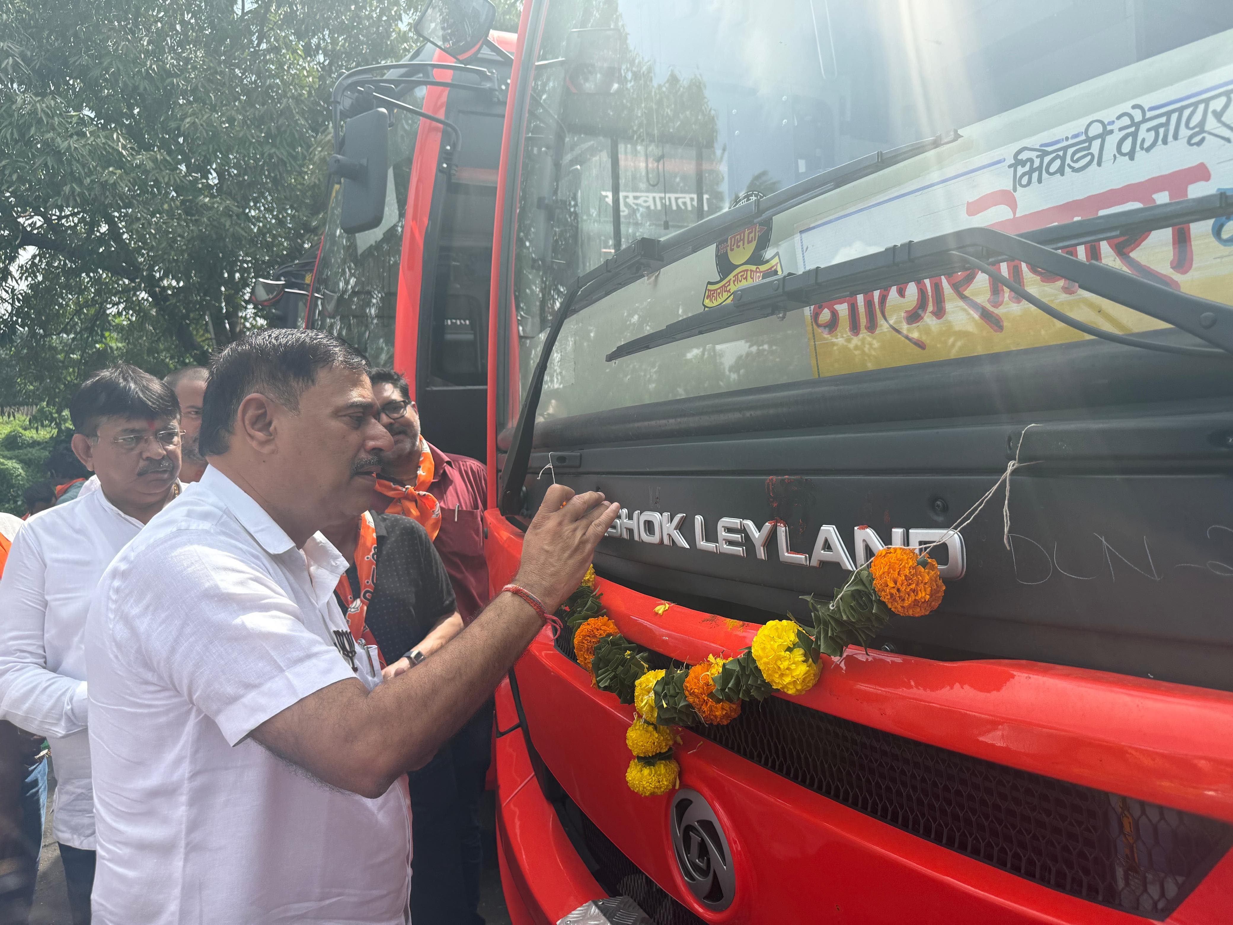 बस का शुभारंभ करते हुए विधायक राजन नाईक। बस का शुभारंभ करते हुए विधायक राजन नाईक।
