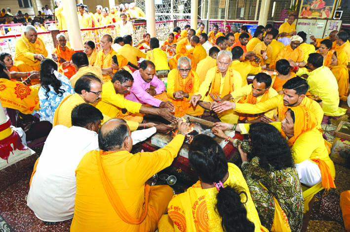 यज्ञ करते हुए यज्ञ करते हुए