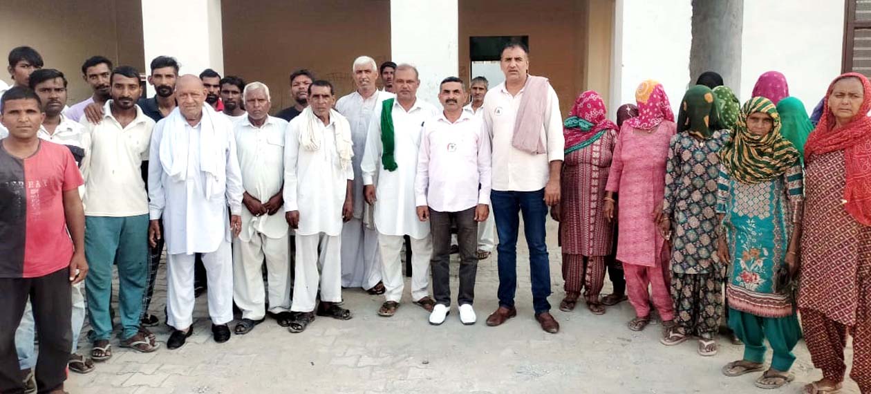 बैठक में मौजूद मनरेगा मेट व मजदूर।