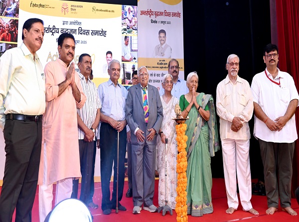 कार्यक्रम में दीप प्रज्वलन के दौरान मौजूद अतिथिगण