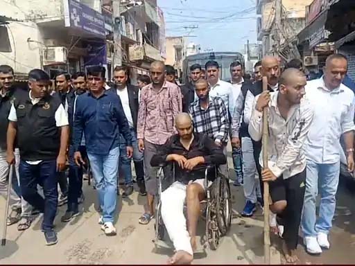 बदमाशों को बाजार में सिर मुंडाकर घुमाते हुए बदमाशों को बाजार में सिर मुंडाकर घुमाते हुए