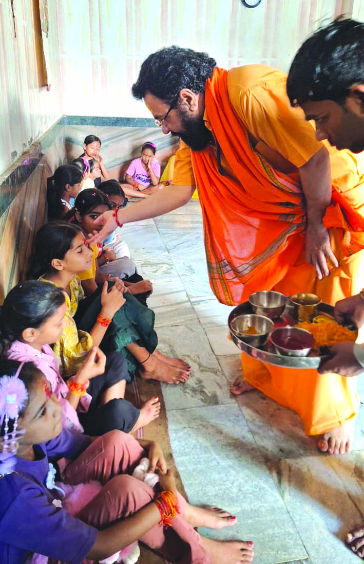 कन्या पूजन करते हुए