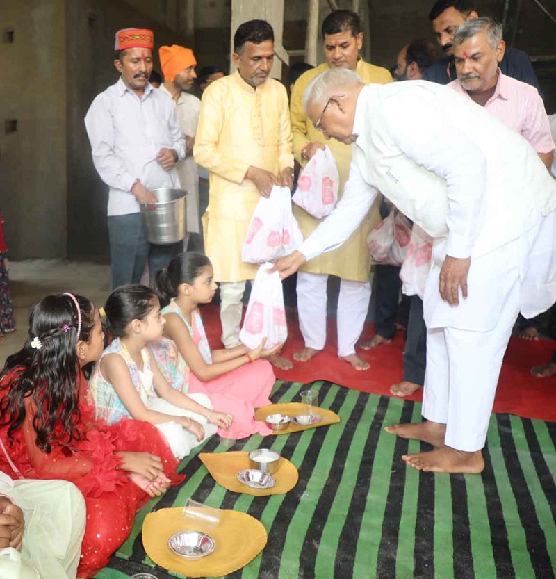 राज्यपाल मंगुभाई पटेल महानवमी पर राजभवन में कन्या पूजन कर कन्या भोज कार्यक्रम में शामिल हुए राज्यपाल मंगुभाई पटेल महानवमी पर राजभवन में कन्या पूजन कर कन्या भोज कार्यक्रम में शामिल हुए