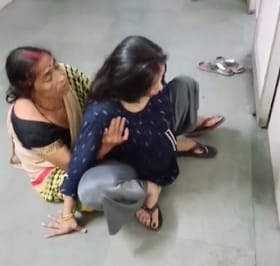 गर्भवती महिला को संभालती आशा वर्कर