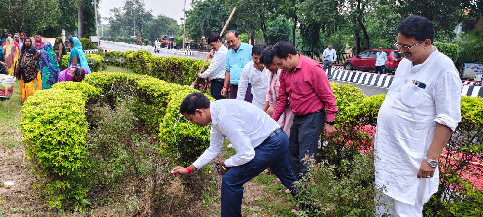 स्वक्षता पखवाड़ कार्यक्रम के तहत विश्व विद्यालय में सफाई करते हुए कुलपति डॉ वंदना सिंह एवं बच्चे स्वक्षता पखवाड़ कार्यक्रम के तहत विश्व विद्यालय में सफाई करते हुए कुलपति डॉ वंदना सिंह एवं बच्चे