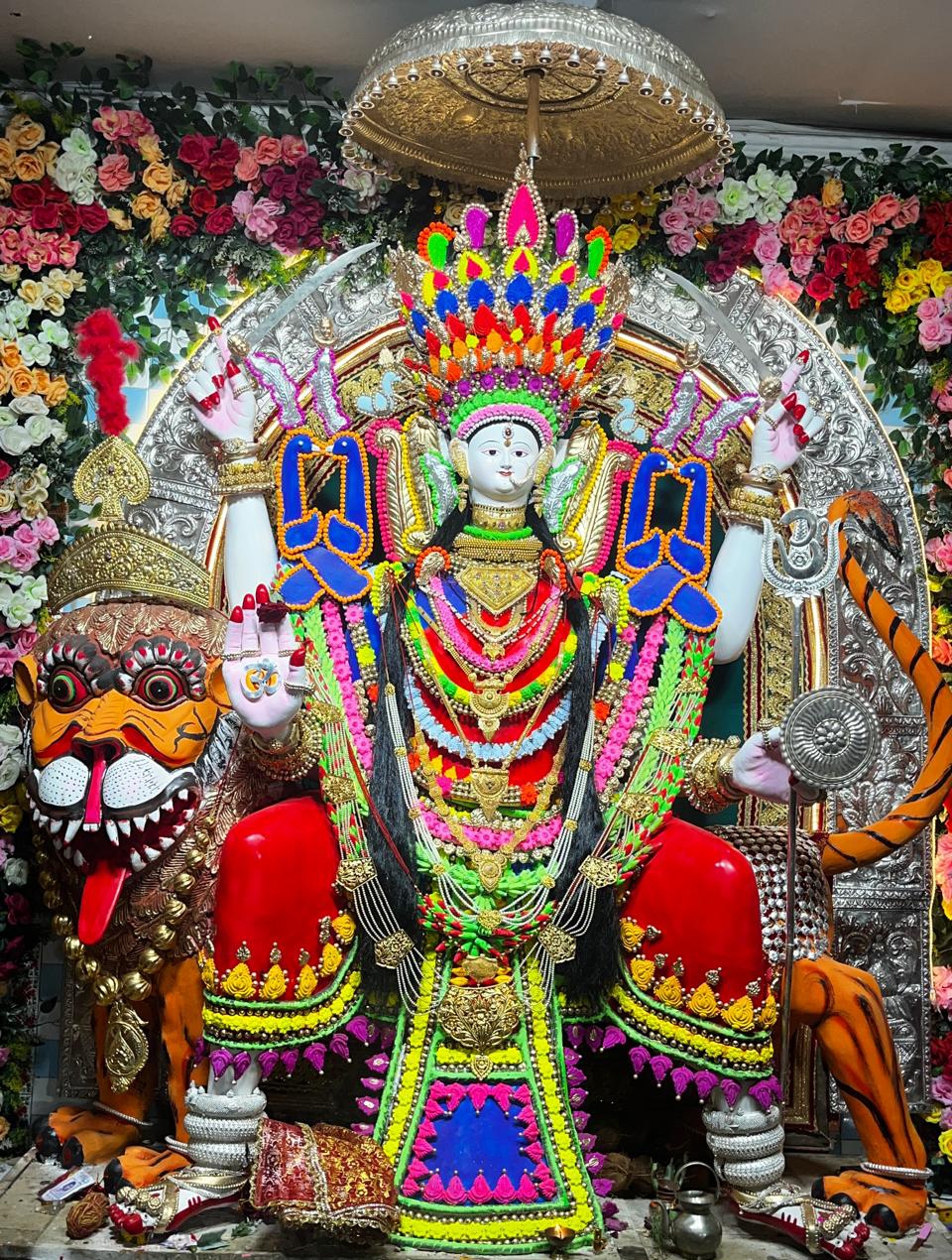 करोड़ों रुपए के हीरे जवाहरात एवं सोने चांदी से लदी रहती हैं बुंदेलखंडी शैली की दुर्गा प्रतिमाएं : सुरक्षा के लिए तैनात रहते हैं गार्ड करोड़ों रुपए के हीरे जवाहरात एवं सोने चांदी से लदी रहती हैं बुंदेलखंडी शैली की दुर्गा प्रतिमाएं : सुरक्षा के लिए तैनात रहते हैं गार्ड