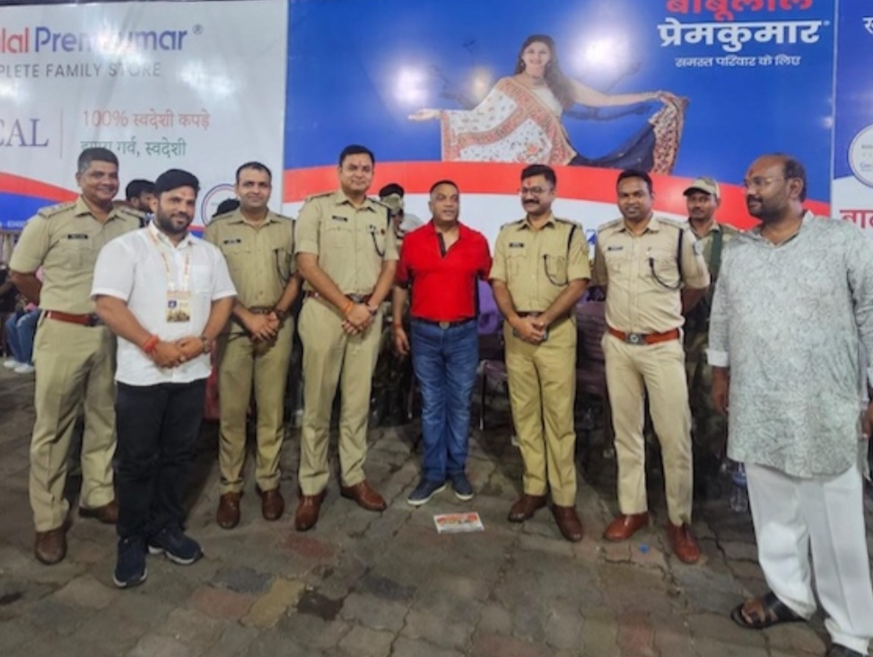 पंडाल का निरीक्षण करते  एसएसपी सहित अन्य