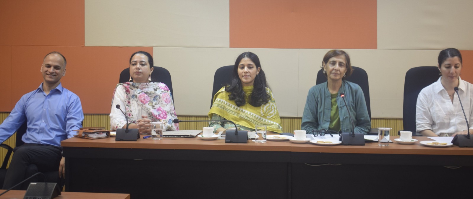 बैठक के दौरान एडीएम और अन्य अधिकारी।