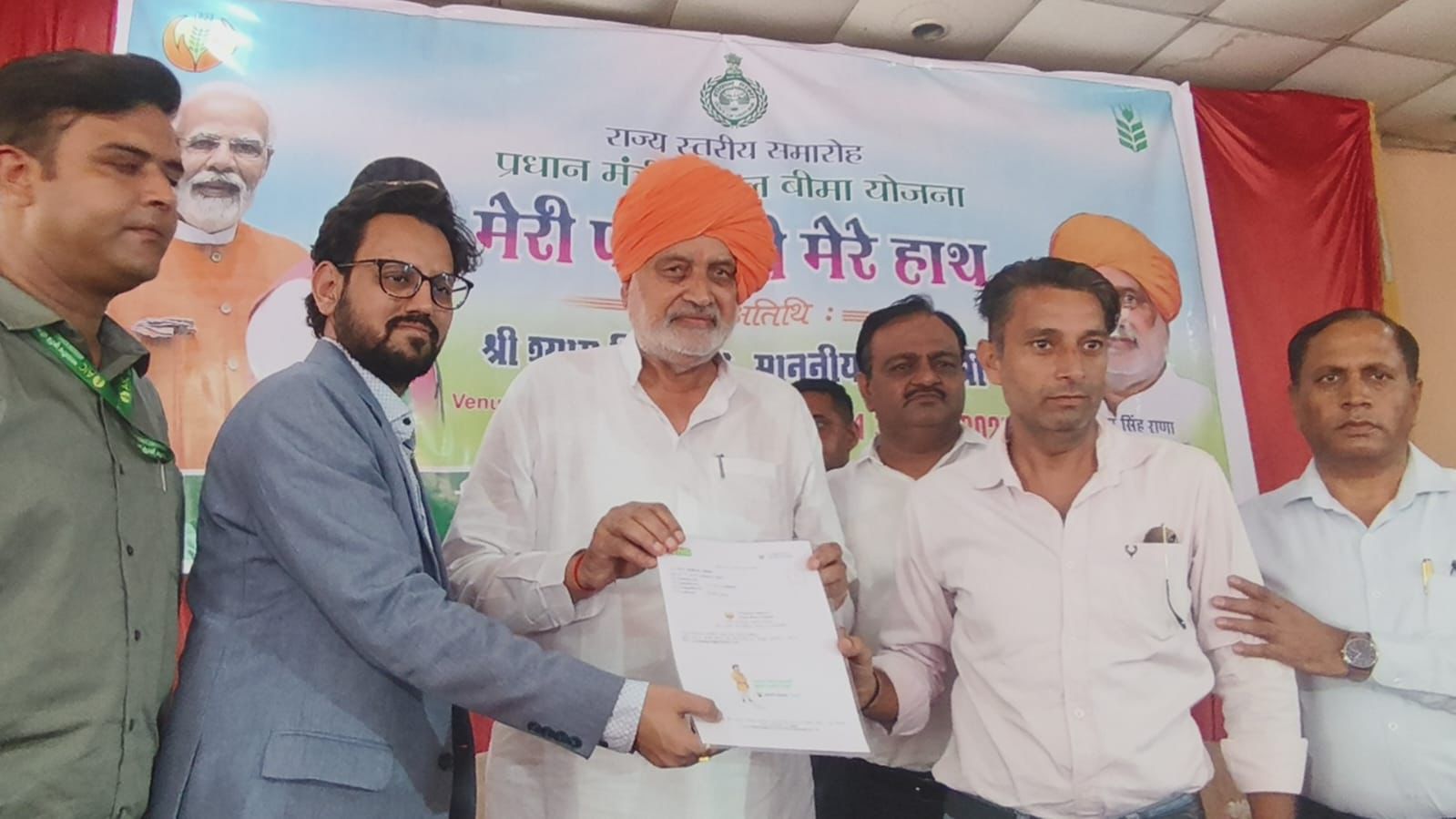 हरियाणा के कृषि मंत्री प्रगतिशील किसानाें काे सम्मानित करते हुए