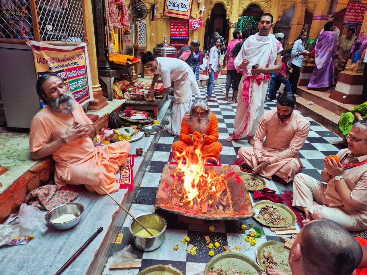 महानवमी तिथि पर कन्या पूजन में अनुष्ठान करते अन्नपूर्णा मंदिर के महंत