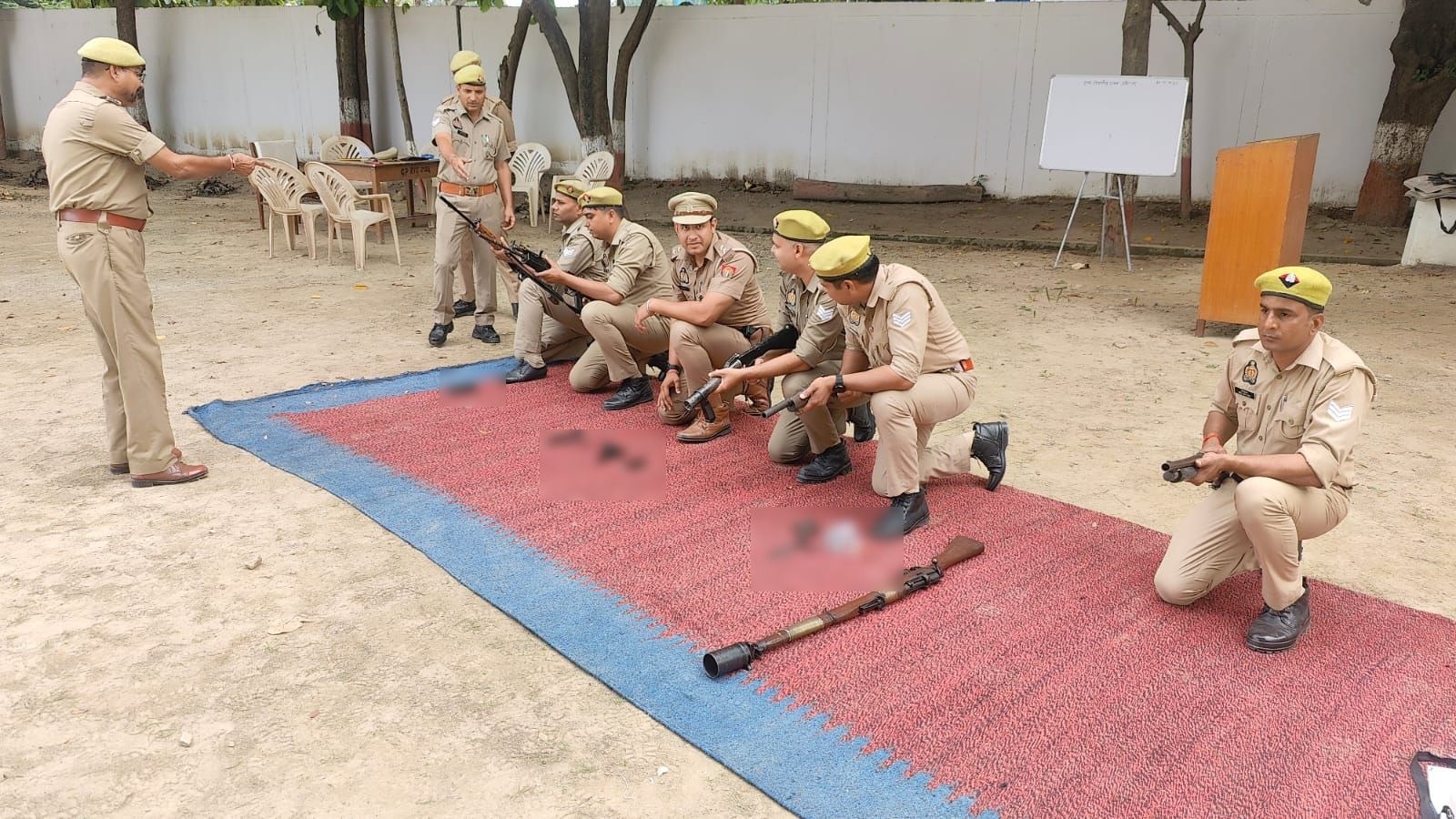 दंगा नियंत्रण मॉकड्रिल के तहत रिजर्व पुलिस लाइन में पुलिस कर्मियों को दिया जाता प्रशिक्षण। दंगा नियंत्रण मॉकड्रिल के तहत रिजर्व पुलिस लाइन में पुलिस कर्मियों को दिया जाता प्रशिक्षण।