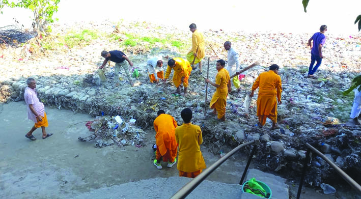 सफाई करते हुए