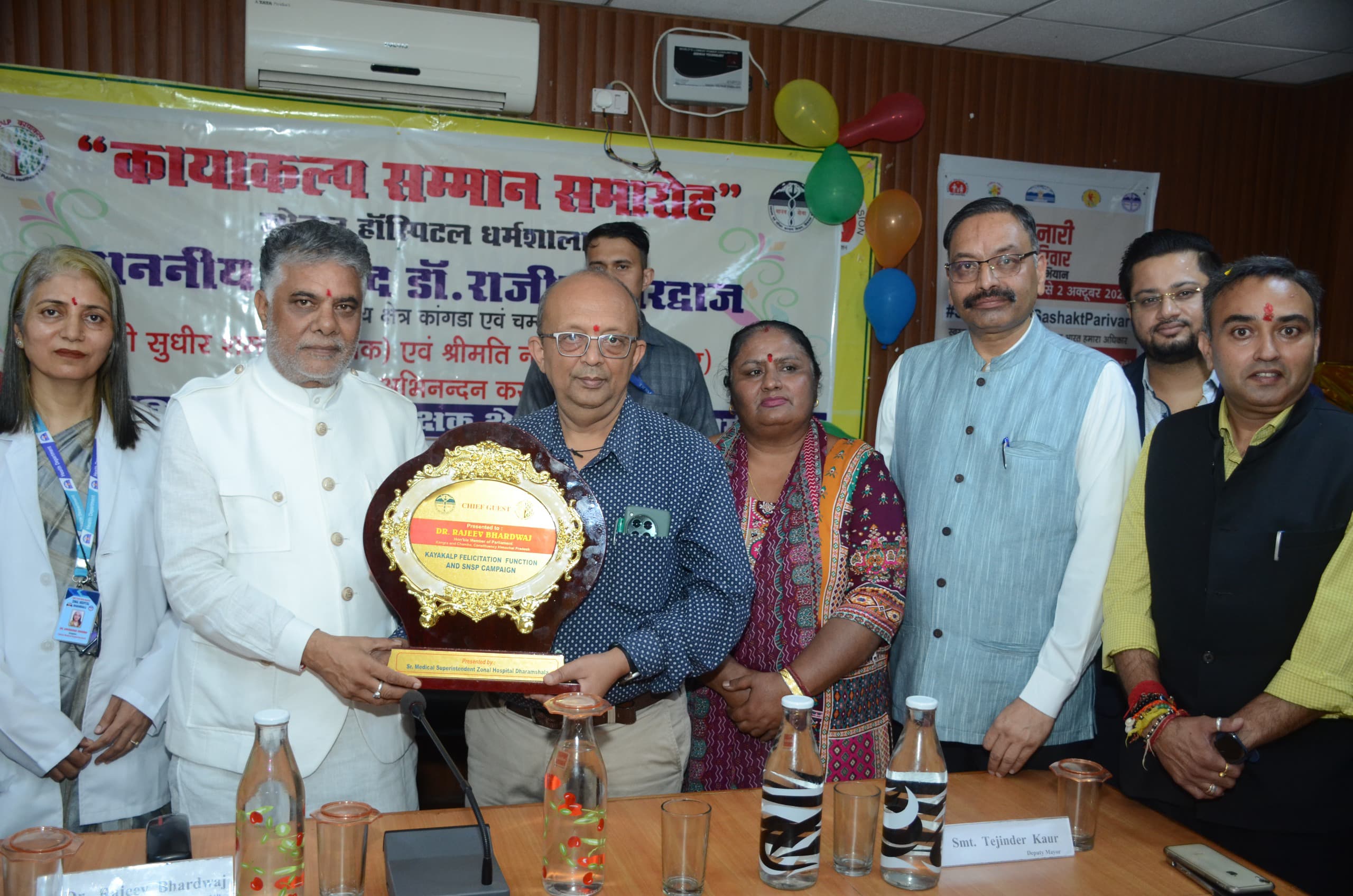 कायाकल्प समारोह में मौजूद सांसद और अन्य।