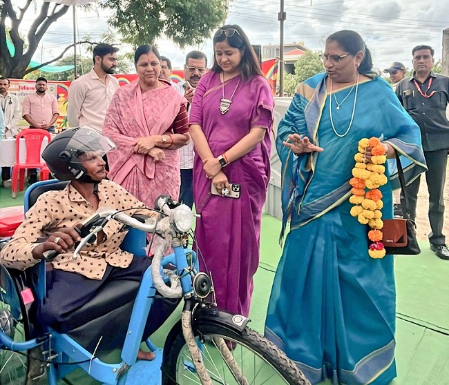 मप्रः अंतरराष्ट्रीय वृद्धजन दिवस पर मंत्री निर्मला भूरिया ने बांटे निःशुल्क सहायक उपकरण