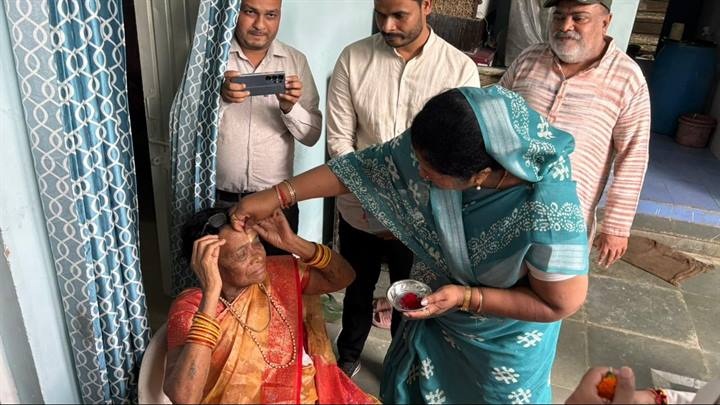 मंत्री संपतिया उइके ने वृद्धाश्रम में किया वरिष्ठजनों का सम्मान