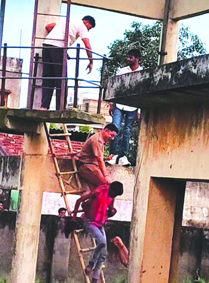युवक को नीचे उतारती पुलिस युवक को नीचे उतारती पुलिस