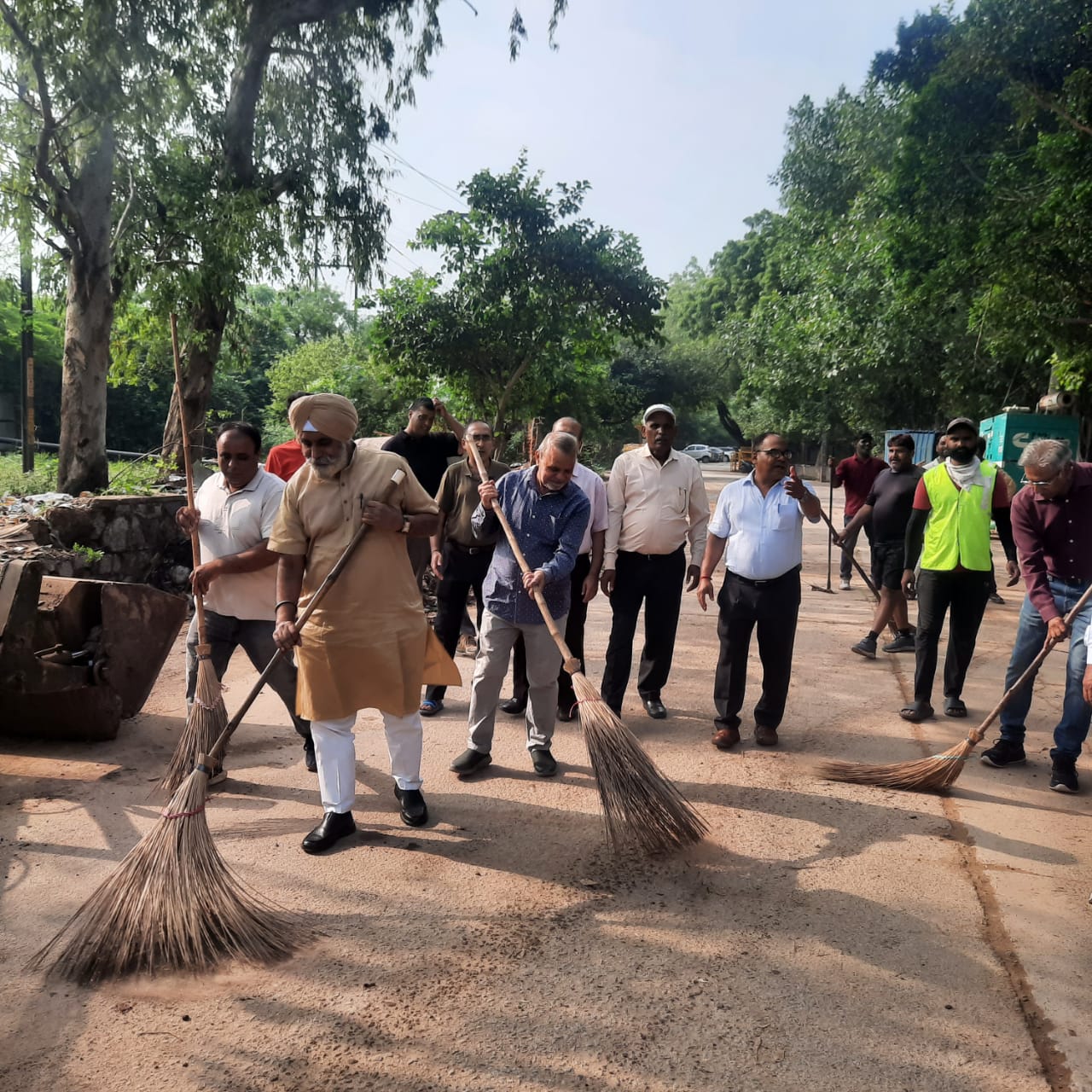 दिल्ली के महापौर राजा इकबाल सिंह स्वच्छता अभियान के अंतर्गत सफाई अभियान में भाग लेते हुए।