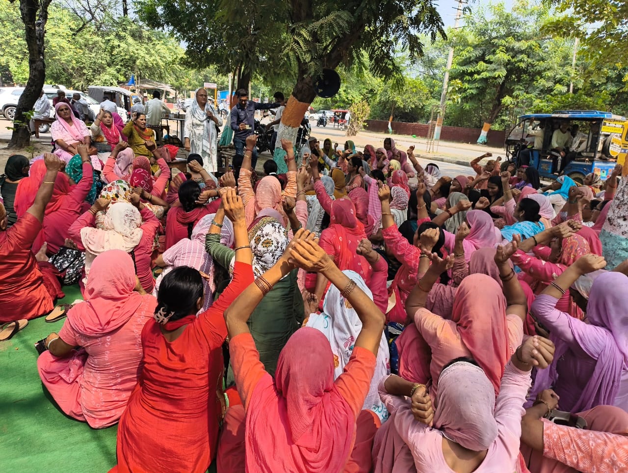 मांगों को लेकर नारेबाजी करते हुए आंगनवाड़ी वर्कर।