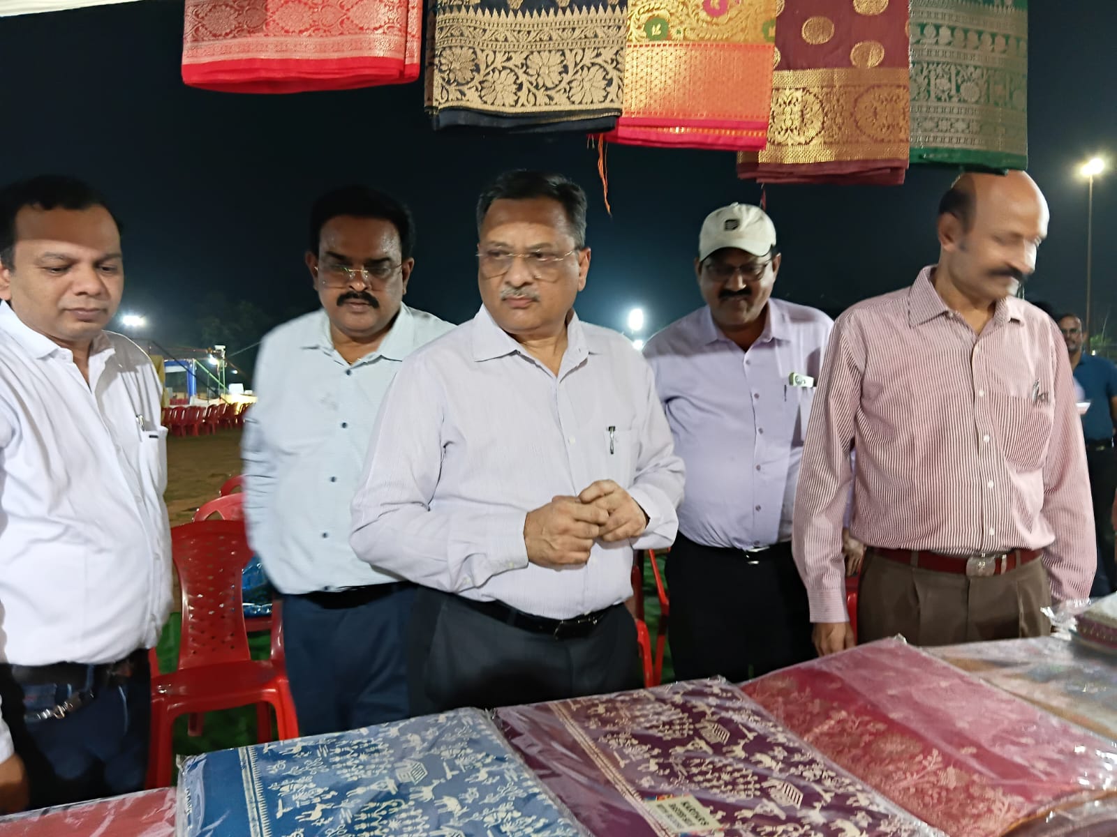 कोरबा : गांधी जी के स्वदेशी संदेश के साथ लाल मैदान पर लगाई गई खादी एवं हस्तनिर्मित वस्त्रों की प्रदर्शनी