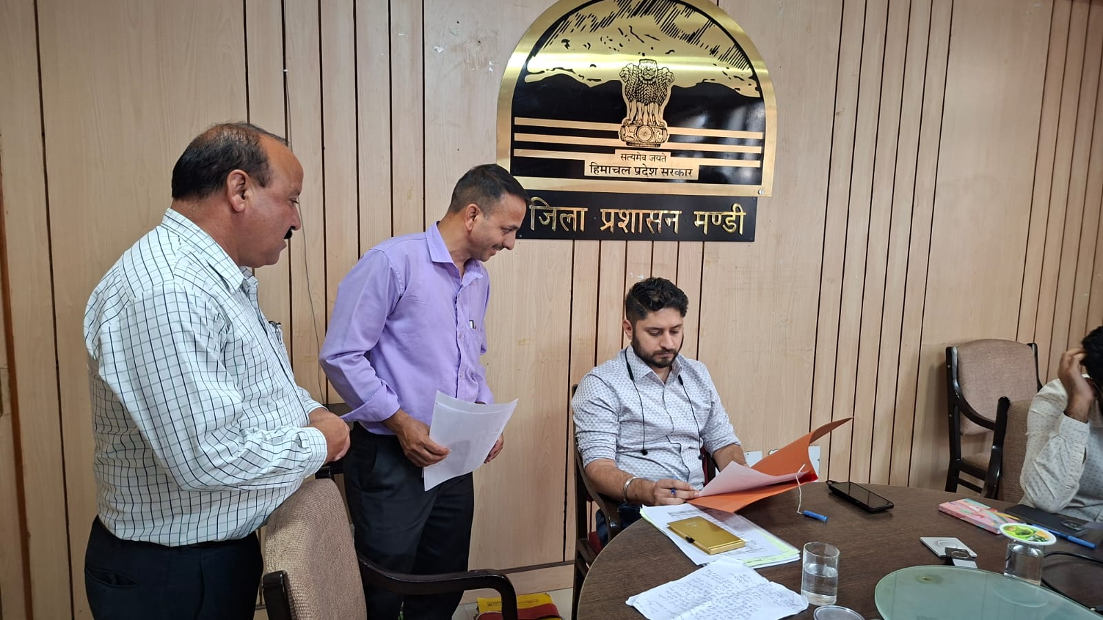 उपायुक्त को ज्ञापन सौंपते हुए। उपायुक्त को ज्ञापन सौंपते हुए।