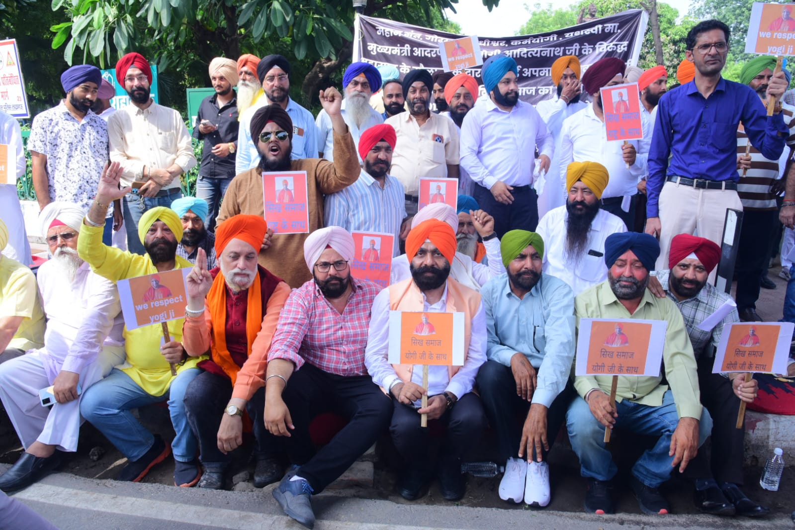 प्रदर्शन करते सिख समुदाय के लोग प्रदर्शन करते सिख समुदाय के लोग