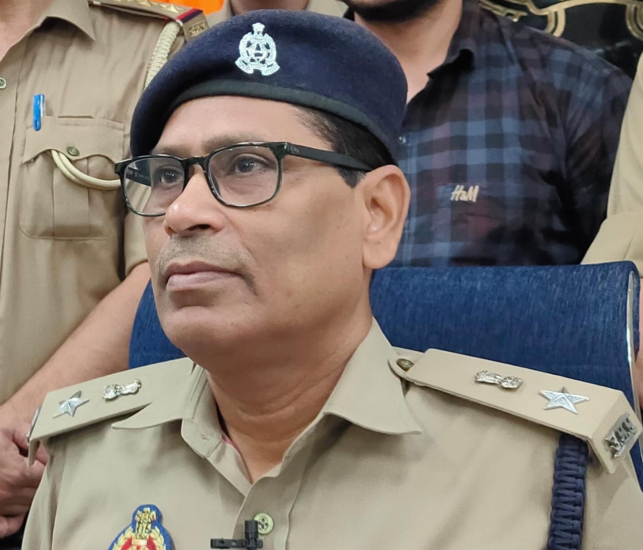 विजयदशमी दशहरा पर होने वाले रूट डायवर्जन की जानकारी देते मुरादाबाद के पुलिस अधीक्षक यातायात सुभाष चंद्र गंगवार । विजयदशमी दशहरा पर होने वाले रूट डायवर्जन की जानकारी देते मुरादाबाद के पुलिस अधीक्षक यातायात सुभाष चंद्र गंगवार ।