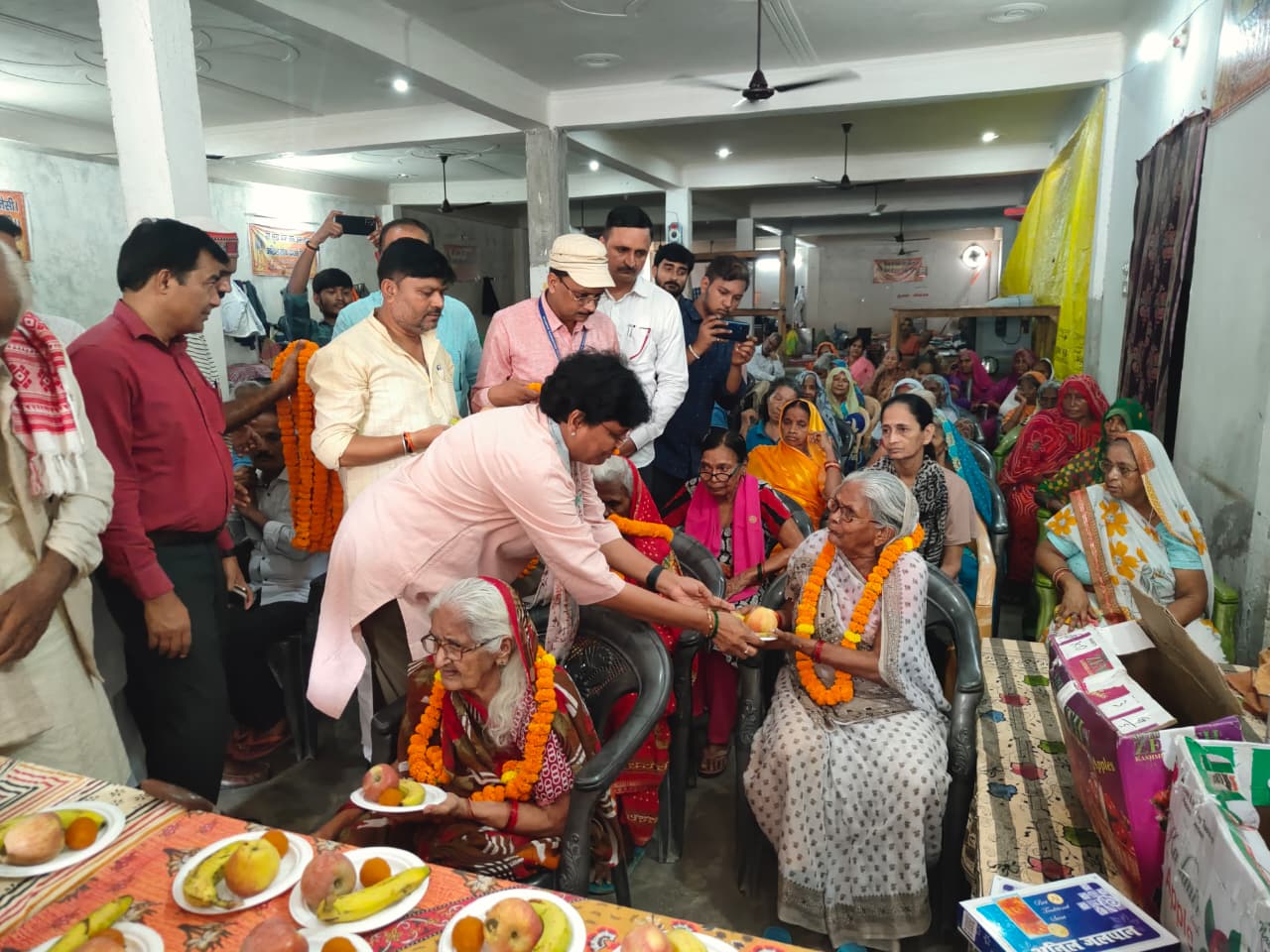 अंतराष्ट्रीय वृद्ध दिवस पर वृद्ध जनों से मुलाकात करते हुए पूर्वांचल विश्वविद्यालय की कुलपति प्रोफेसर वंदना सिंह