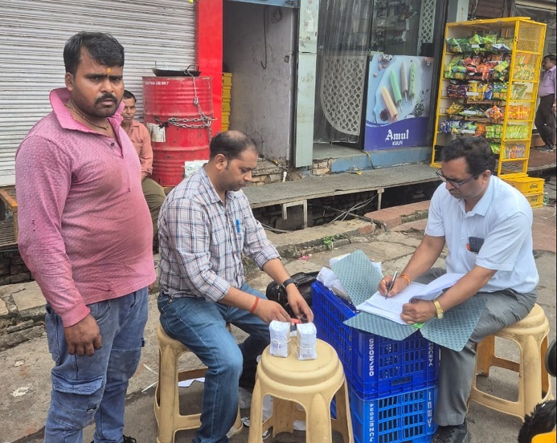 ग्वालियरः ऑटो रिक्शा से बेचने के लिए ले जाया जा रहा 14 डलिया मावा जब्त ग्वालियरः ऑटो रिक्शा से बेचने के लिए ले जाया जा रहा 14 डलिया मावा जब्त