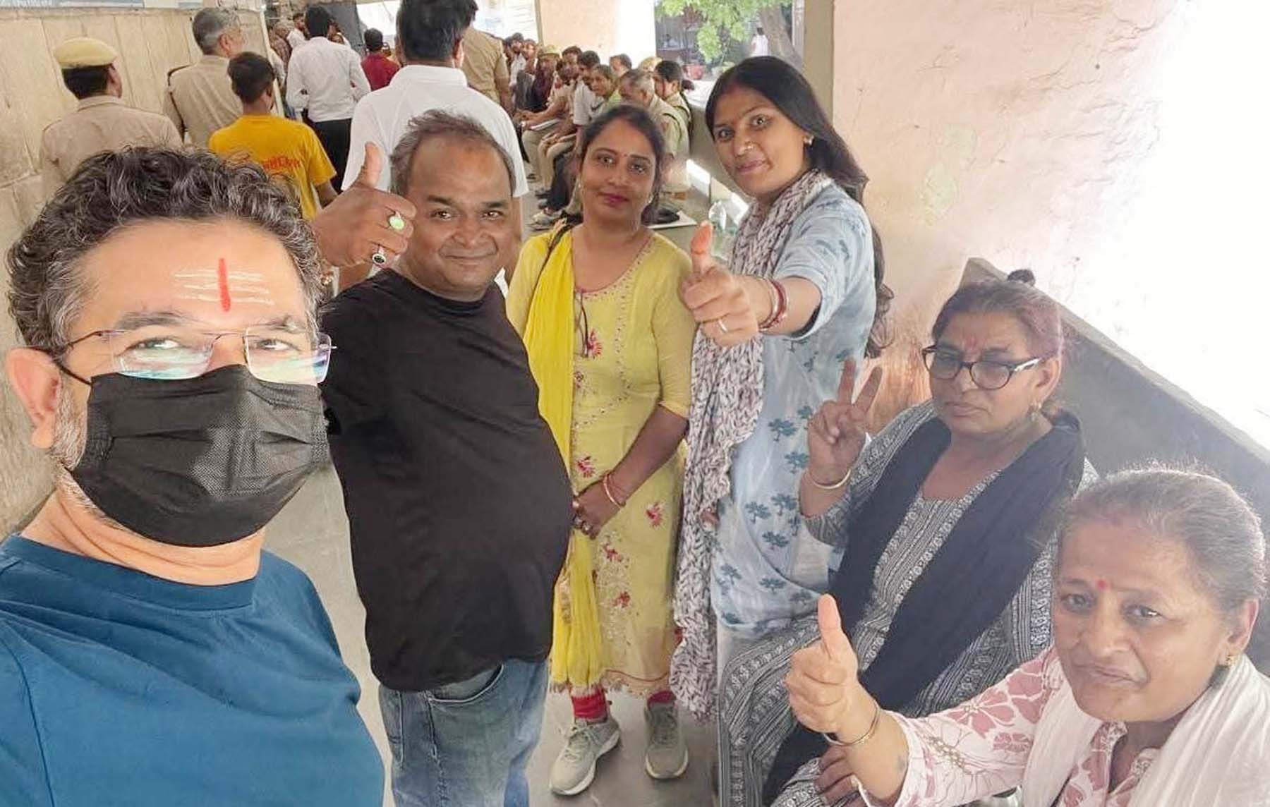 कोर्ट से बरी होने के बाद खुशी जाहिर करते सामाजिक कार्यकर्ता। कोर्ट से बरी होने के बाद खुशी जाहिर करते सामाजिक कार्यकर्ता।