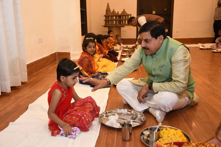 मुख्यमंत्री डॉ. मोहन यादव ने महानवमी पर कन्याओं को स्नेह पूर्वक कराया भोज मुख्यमंत्री डॉ. मोहन यादव ने महानवमी पर कन्याओं को स्नेह पूर्वक कराया भोज