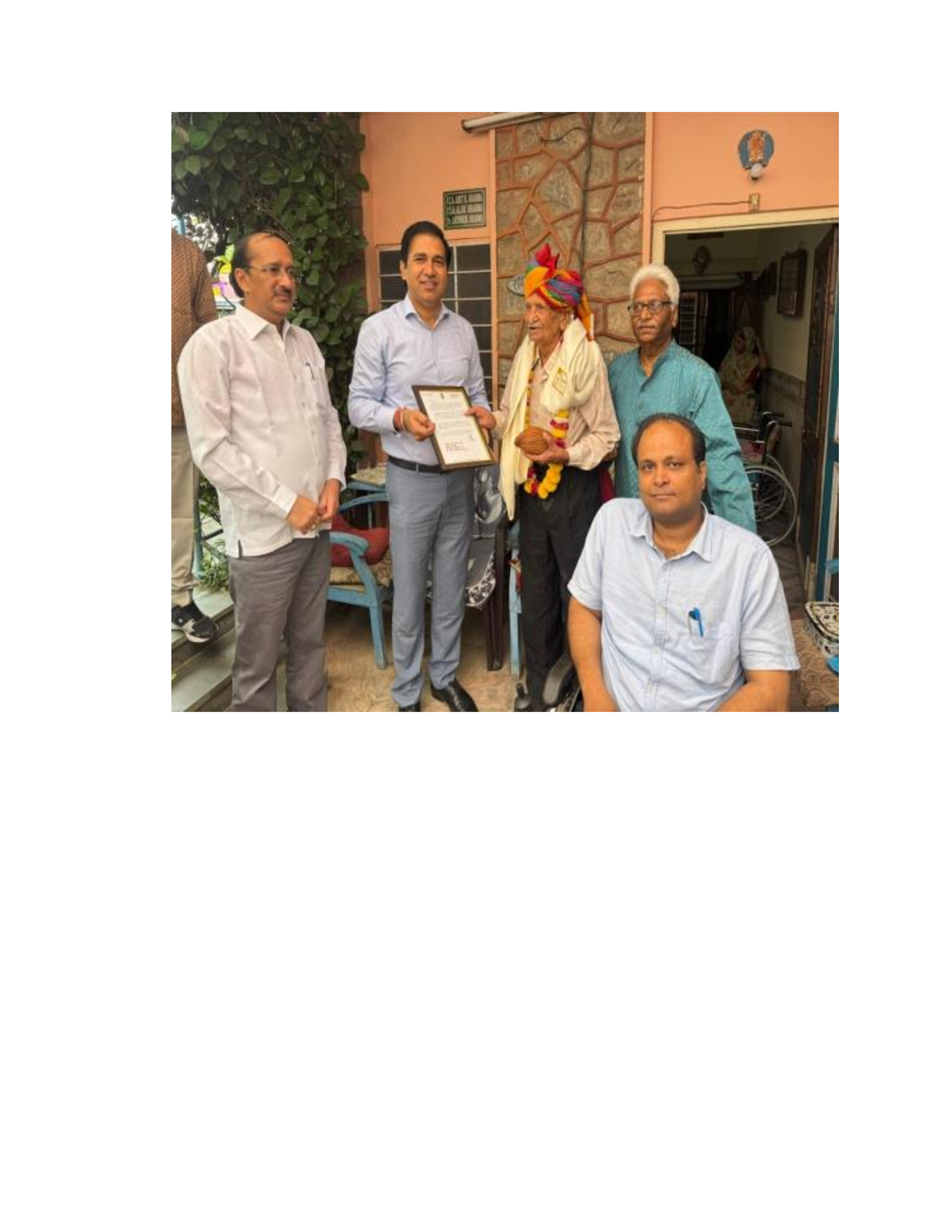 अंर्तराष्ट्रीय वृद्धजन दिवस के अवसर शतायु मतदाताओं को किया सम्मानित